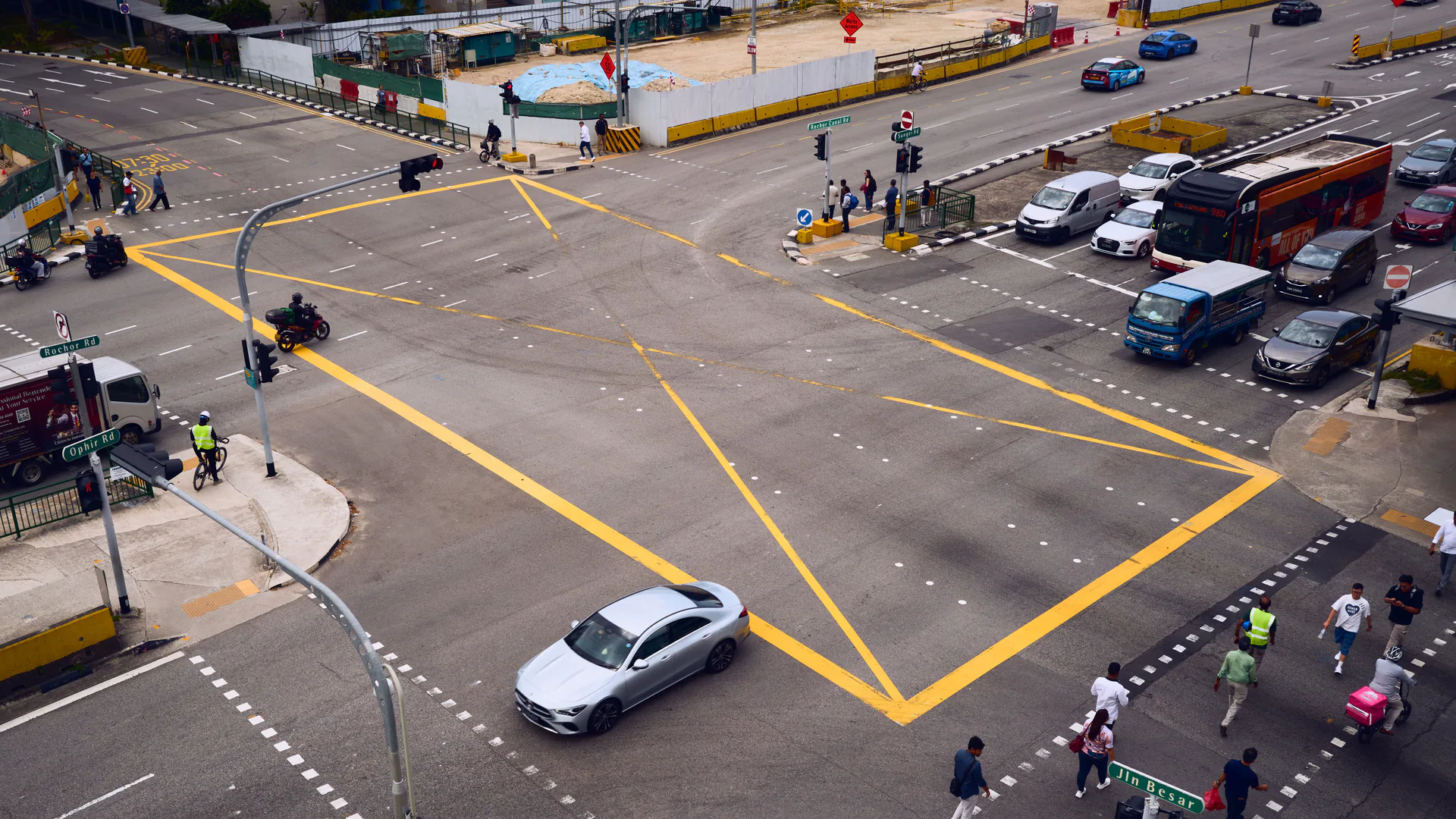 Signalized intersection showing the road geometry mapped by a three-dimensional traffic radar