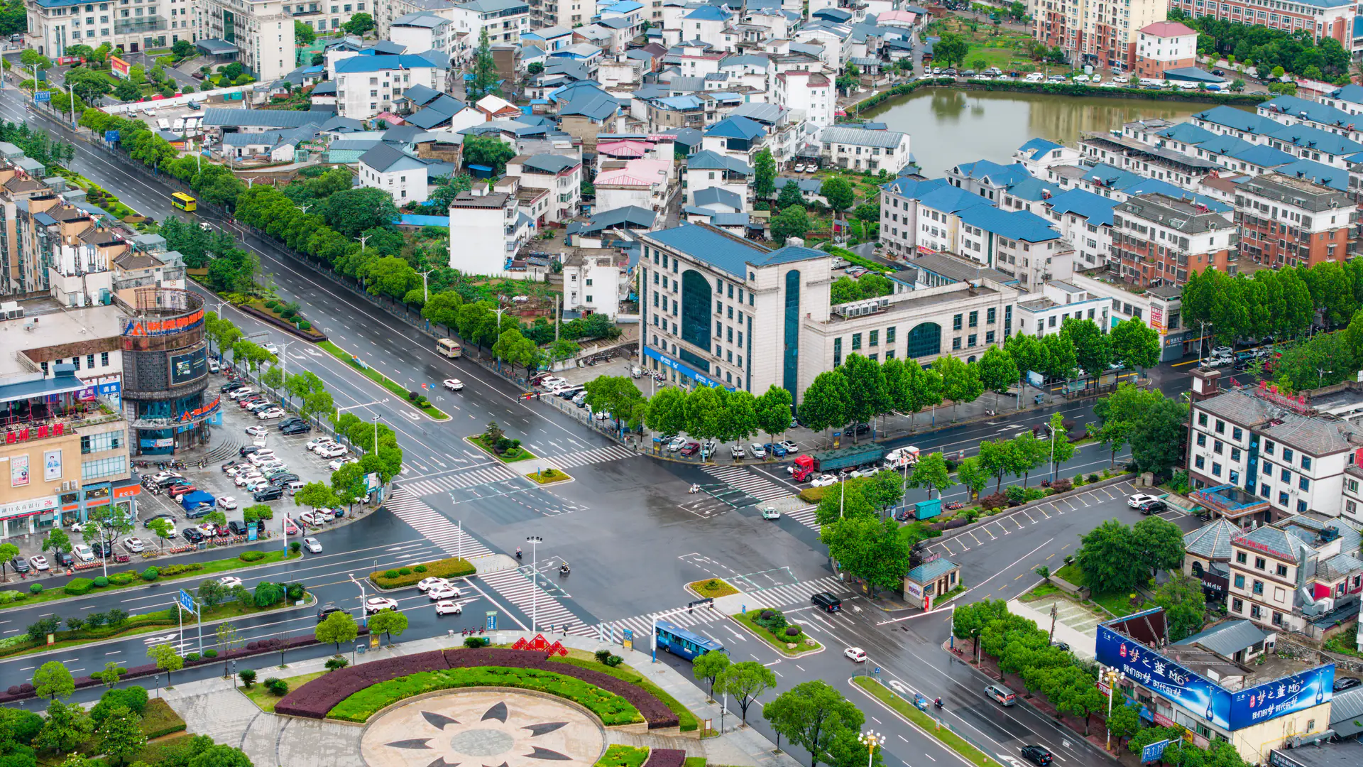 Urban intersection representing municipal demand for all-weather radar sensing systems