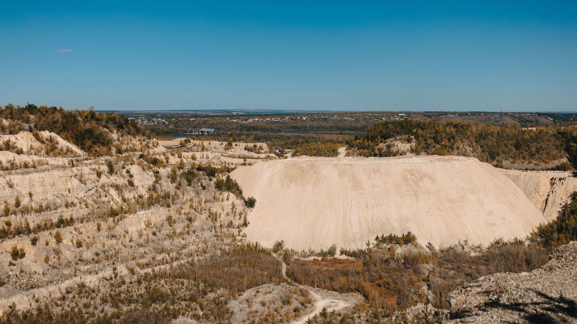 Open mine landscape and exposed benches illustrating slope radar coverage and occlusion