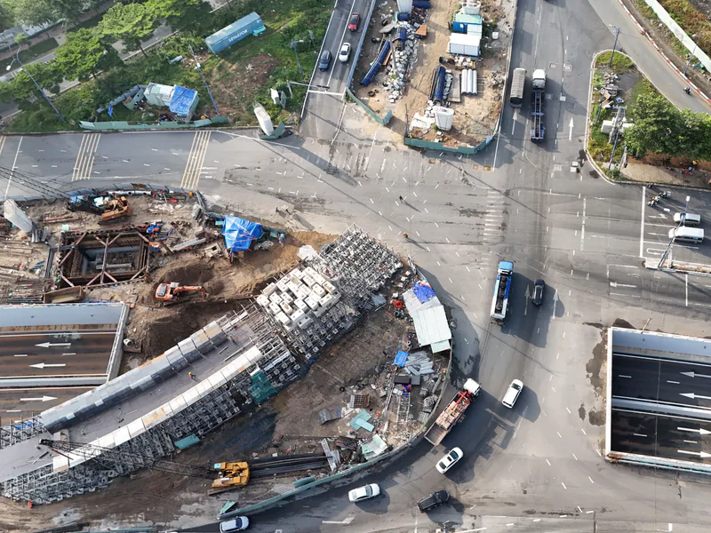 Urban intersection and adjoining road construction areas seen from above