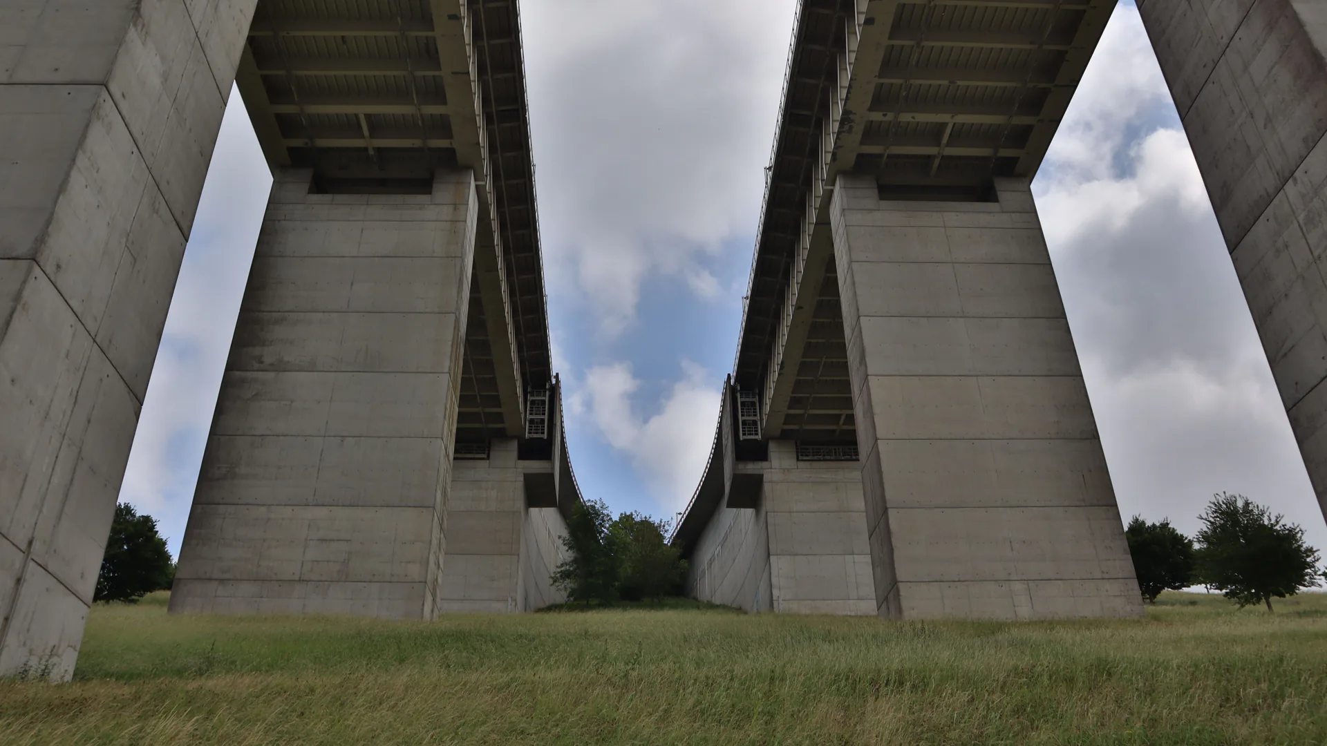 Large bridge over water illustrating difficult access zones for a supplementary drone inspection